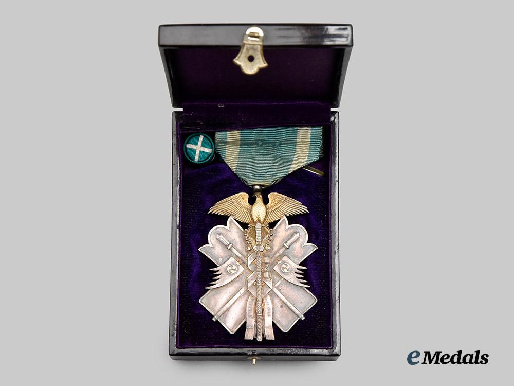 japan,_empire._a_cased_order_of_the_golden_kite,_v_i_i._class_breast_badge___m_n_c5045