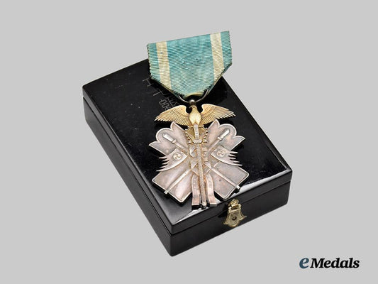 japan,_empire._a_cased_order_of_the_golden_kite,_v_i_i._class_breast_badge___m_n_c5047