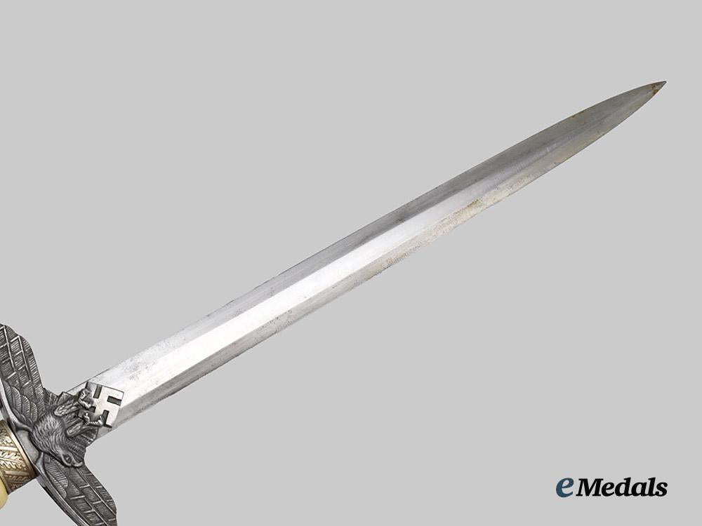 germany,_luftwaffe._an_officer’s_dress_dagger,_with_general’s_hanger,_by_f._w._höller___m_n_c5140