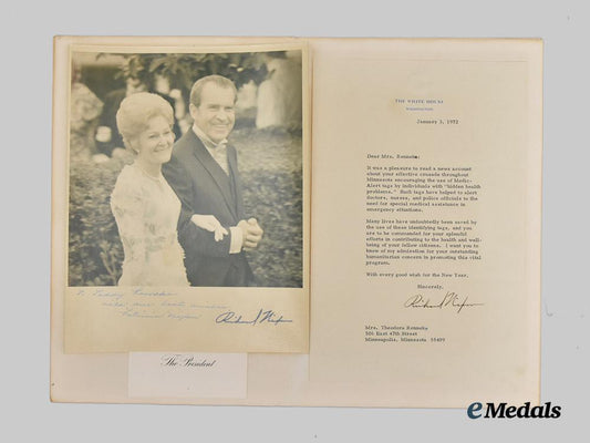 united_states._a_letter_and_photograph_signed_by_richard_nixon,1972___m_n_c5148