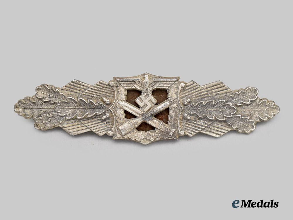 germany,_wehrmacht._a_close_combat_clasp,_silver_grade,_by_gebrüder_wegerhoff___m_n_c5158