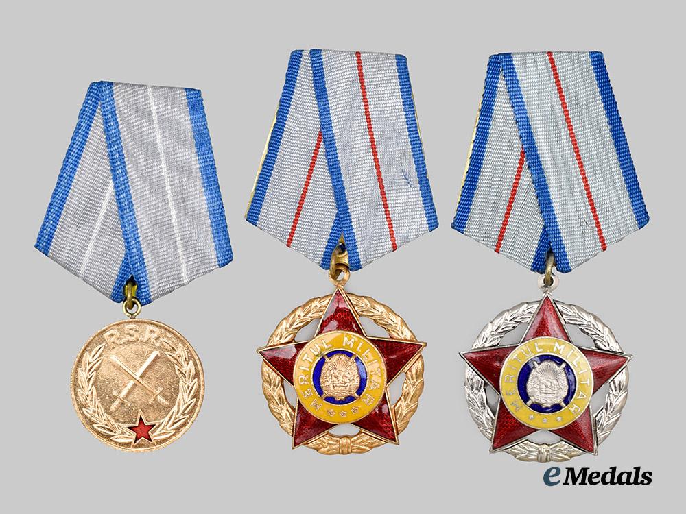 romania,_socialist._a_lot_of_three_romanian_socialist_military_merit_awards___m_n_c5320