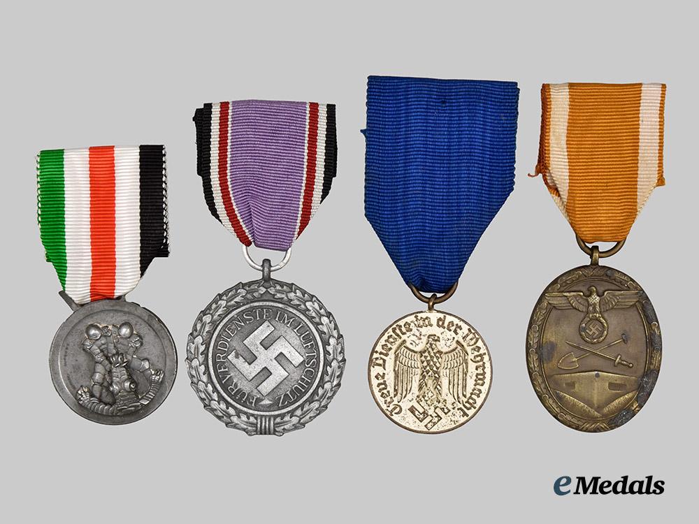 germany,_third_reich._a_mixed_lot_of_awards_for_civil_and_military_service___m_n_c5685
