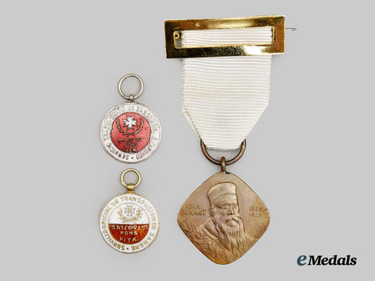 international._a_lot_of_red_cross_medals___m_n_c5696