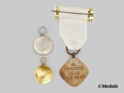 international._a_lot_of_red_cross_medals___m_n_c5698
