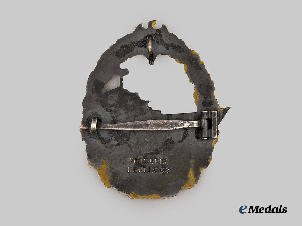 germany,_kriegsmarine._a_destroyer_war_badge_with_presentation_box_by_schwerin&_sons___m_n_c5721