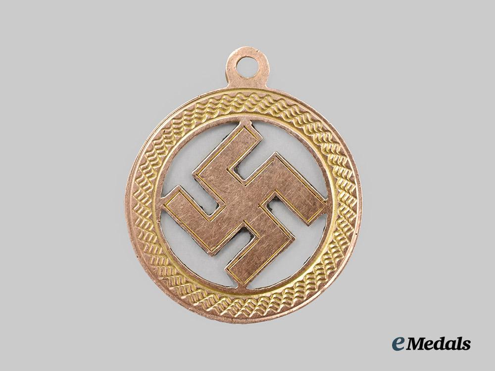 germany,_n_s_d_a_p._a_patriotic_swastika_pendant_in_gold,_by_henry_griffiths&_sons___m_n_c6068