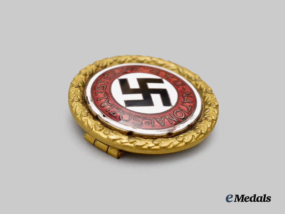 germany,_n_s_d_a_p._a_golden_party_badge,_large_version_by_deschler&_sohn,_to_josef_laßnig___m_n_c6130
