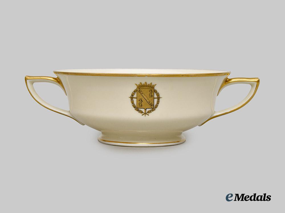 spain,_fascist_state._a_soup_dish_place_setting_belonging_to_francisco_franco.___m_n_c6232