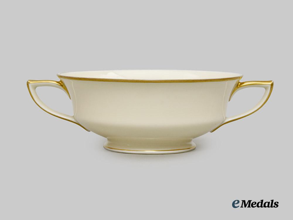 spain,_fascist_state._a_soup_dish_place_setting_belonging_to_francisco_franco.___m_n_c6233