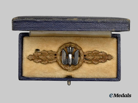germany,_luftwaffe._a_bomber_clasp,_bronze_grade_with_case,_by_c._e._juncker___m_n_c6294