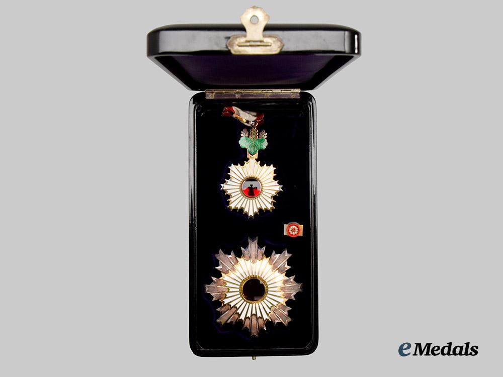 japan,_imperial._a_mint_order_of_the_rising_sun,_i_i_class_grand_set_in_case___m_n_c6334-_recovered