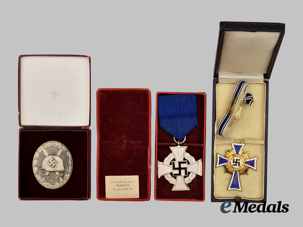 germany,_third_reich._a_mixed_lot_of_cased_decorations___m_n_c6408