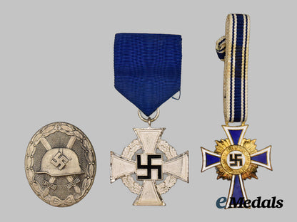 germany,_third_reich._a_mixed_lot_of_cased_decorations___m_n_c6409