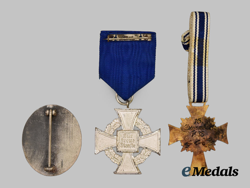 germany,_third_reich._a_mixed_lot_of_cased_decorations___m_n_c6410