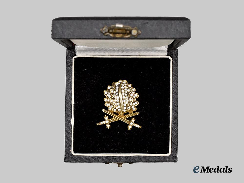 germany,_federal_republic._a_golden_oak_leaves,_swords,_and_diamonds_clasp,_with_case,_exhibition_example_by_rudolf_souval_c.1965___m_n_c6435