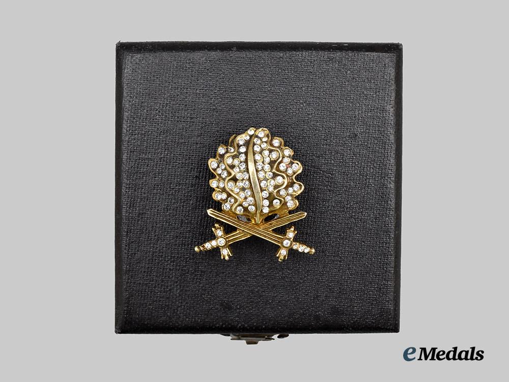 germany,_federal_republic._a_golden_oak_leaves,_swords,_and_diamonds_clasp,_with_case,_exhibition_example_by_rudolf_souval_c.1965___m_n_c6436
