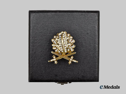 germany,_federal_republic._a_golden_oak_leaves,_swords,_and_diamonds_clasp,_with_case,_exhibition_example_by_rudolf_souval_c.1965___m_n_c6436
