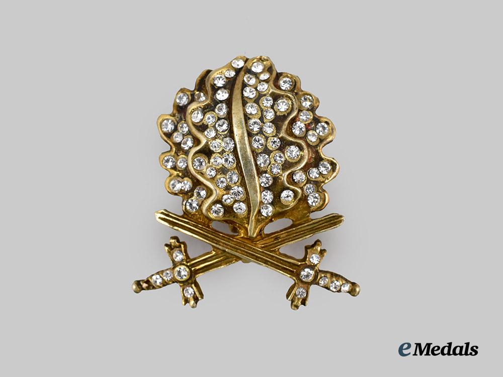 germany,_federal_republic._a_golden_oak_leaves,_swords,_and_diamonds_clasp,_with_case,_exhibition_example_by_rudolf_souval_c.1965___m_n_c6437
