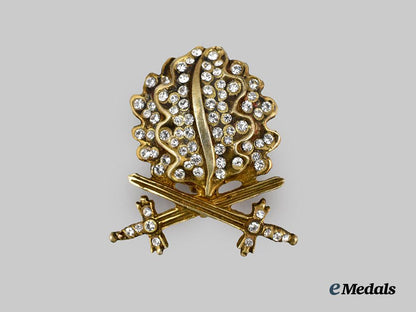 germany,_federal_republic._a_golden_oak_leaves,_swords,_and_diamonds_clasp,_with_case,_exhibition_example_by_rudolf_souval_c.1965___m_n_c6437