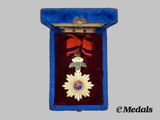 korea,_empire._an_order_of_the_taegeuk,_third_class_neck_badge,_c.1925___m_n_c6444