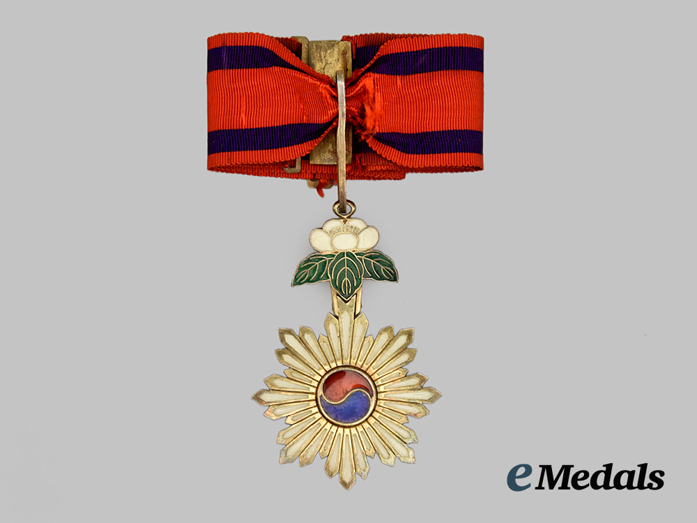 korea,_empire._an_order_of_the_taegeuk,_third_class_neck_badge,_c.1925___m_n_c6445