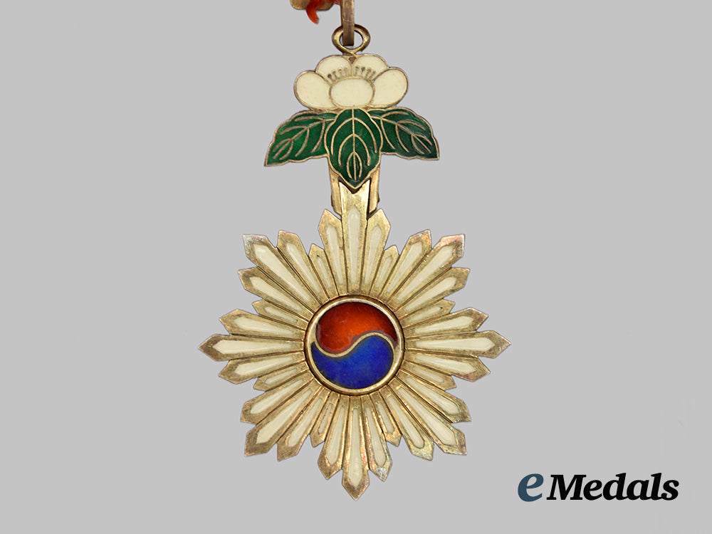 korea,_empire._an_order_of_the_taegeuk,_third_class_neck_badge,_c.1925___m_n_c6446