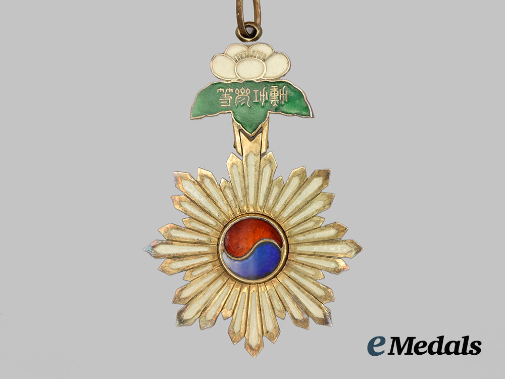korea,_empire._an_order_of_the_taegeuk,_third_class_neck_badge,_c.1925___m_n_c6447