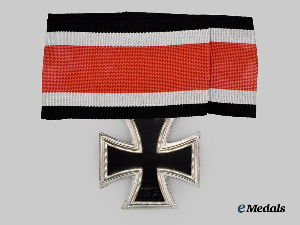 germany,_federal_republic._a_knight’s_cross_of_the_iron_cross_with_oak_leaves,_swords,_and_case,_exhibition_example_by_rudolf_souval,_c.1980___m_n_c6447