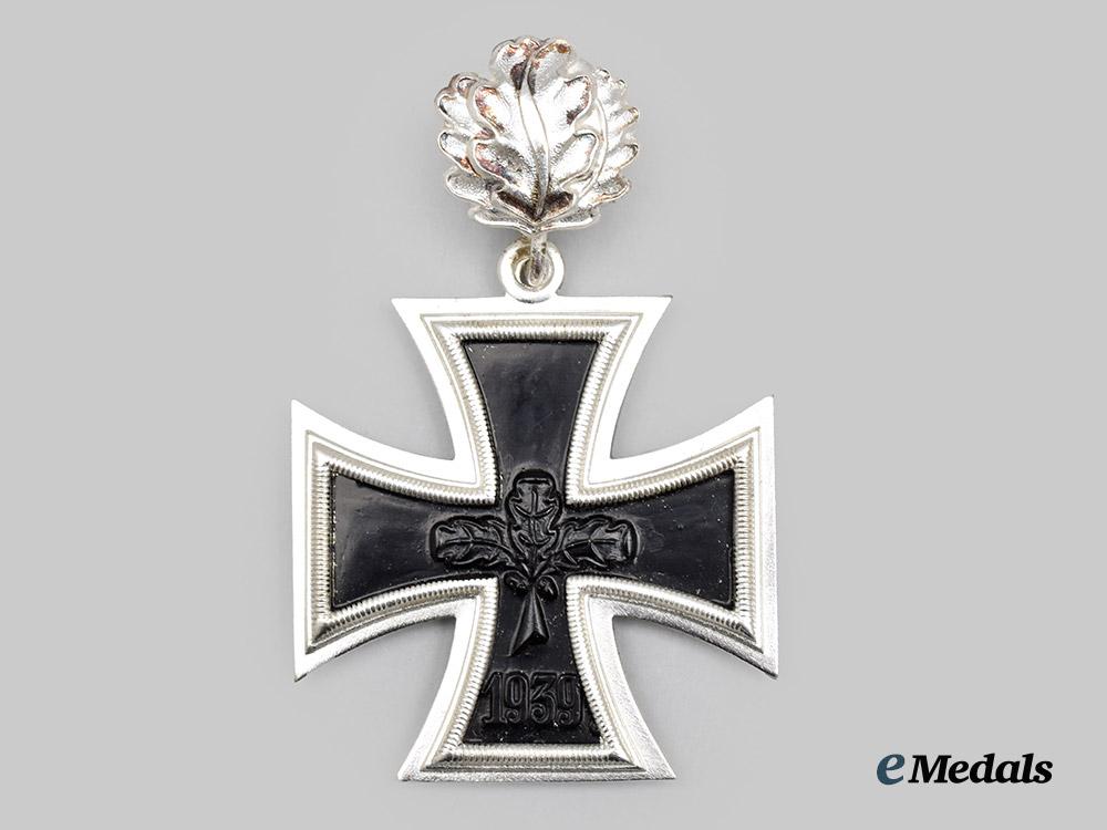 germany,_federal_republic._a_knight’s_cross_of_the_iron_cross_with_oak_leaves,1957_version___m_n_c6451