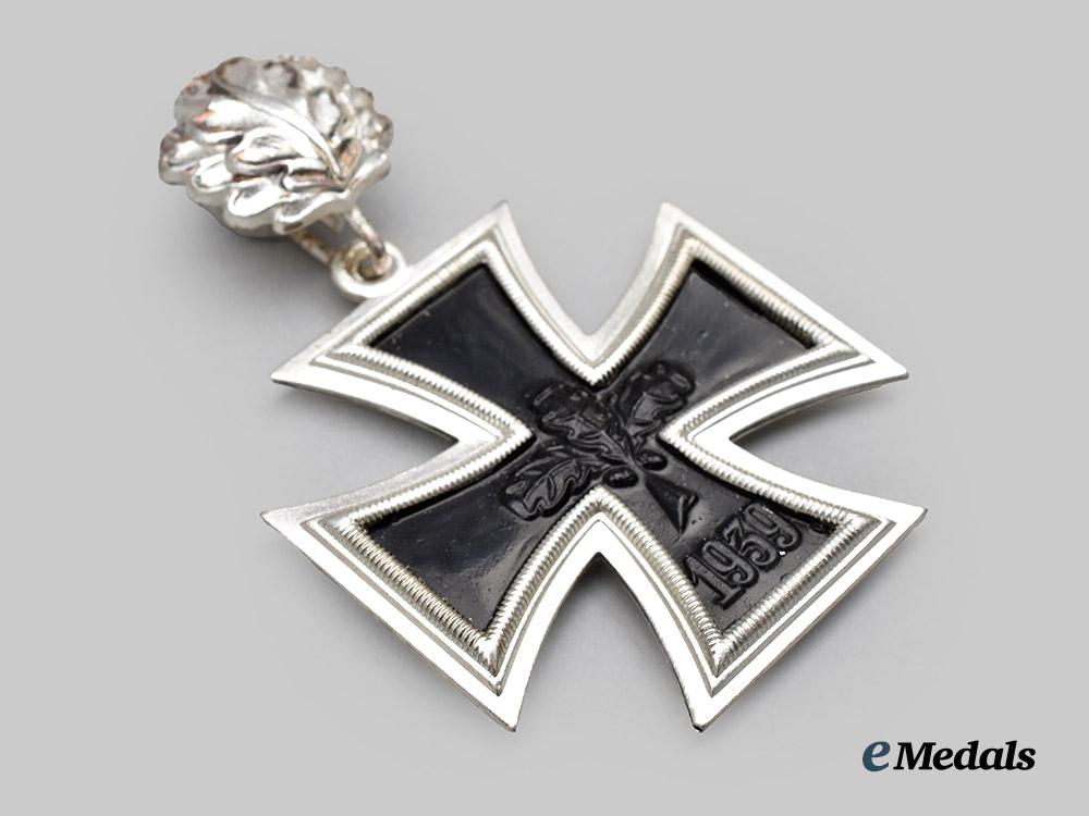 germany,_federal_republic._a_knight’s_cross_of_the_iron_cross_with_oak_leaves,1957_version___m_n_c6452