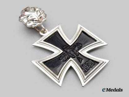 germany,_federal_republic._a_knight’s_cross_of_the_iron_cross_with_oak_leaves,1957_version___m_n_c6452