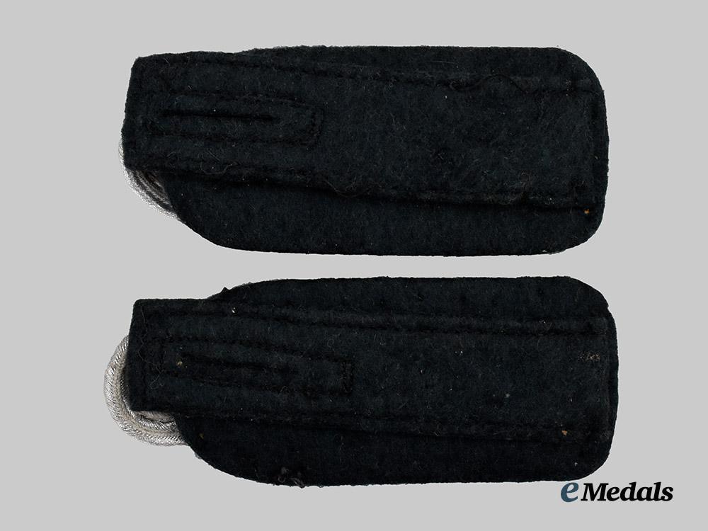 germany,_wehrmacht._a_set_of_medical_administration_officer-_grade_shoulder_boards___m_n_c6476