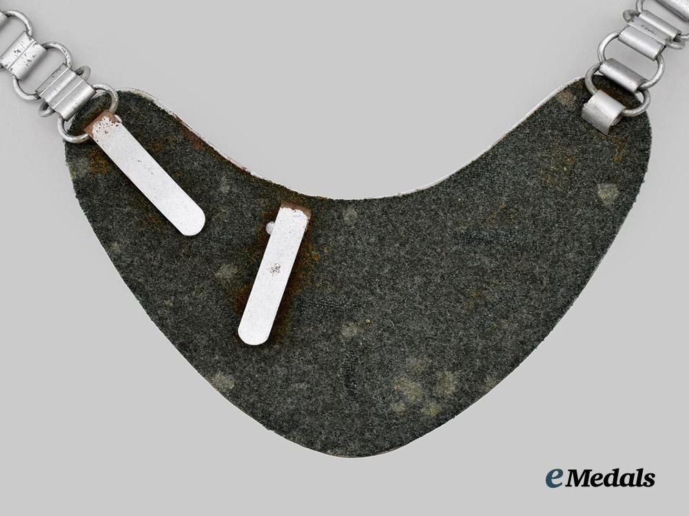 germany,_wehrmacht._a_feldgendarmerie_gorget,_by_f._w._assmann&_söhne___m_n_c6504