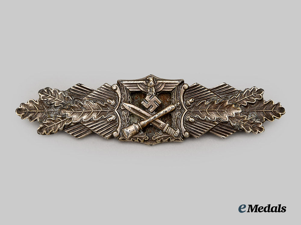 germany,_wehrmacht._a_close_combat_clasp,_silver_grade,_by_arbeitsgemeinschaft_metall_und_kunststoff___m_n_c6524