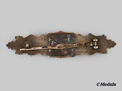 germany,_wehrmacht._a_close_combat_clasp,_silver_grade,_by_arbeitsgemeinschaft_metall_und_kunststoff___m_n_c6526