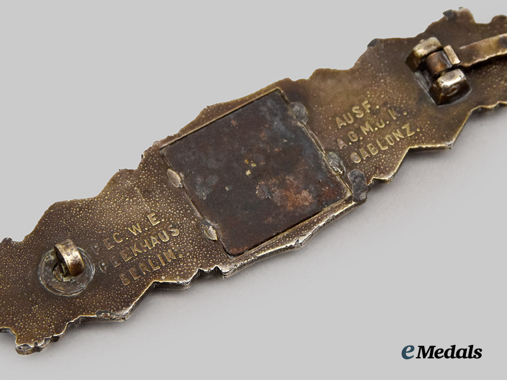 germany,_wehrmacht._a_close_combat_clasp,_silver_grade,_by_arbeitsgemeinschaft_metall_und_kunststoff___m_n_c6527