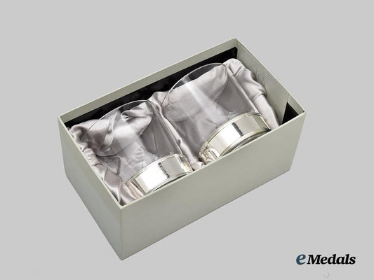 united_kingdom._her_majesty_queen_elizabeth_i_i2010_royal_christmas_gift_of_a_pair_of_glass_tumblers,_boxed___m_n_c6663
