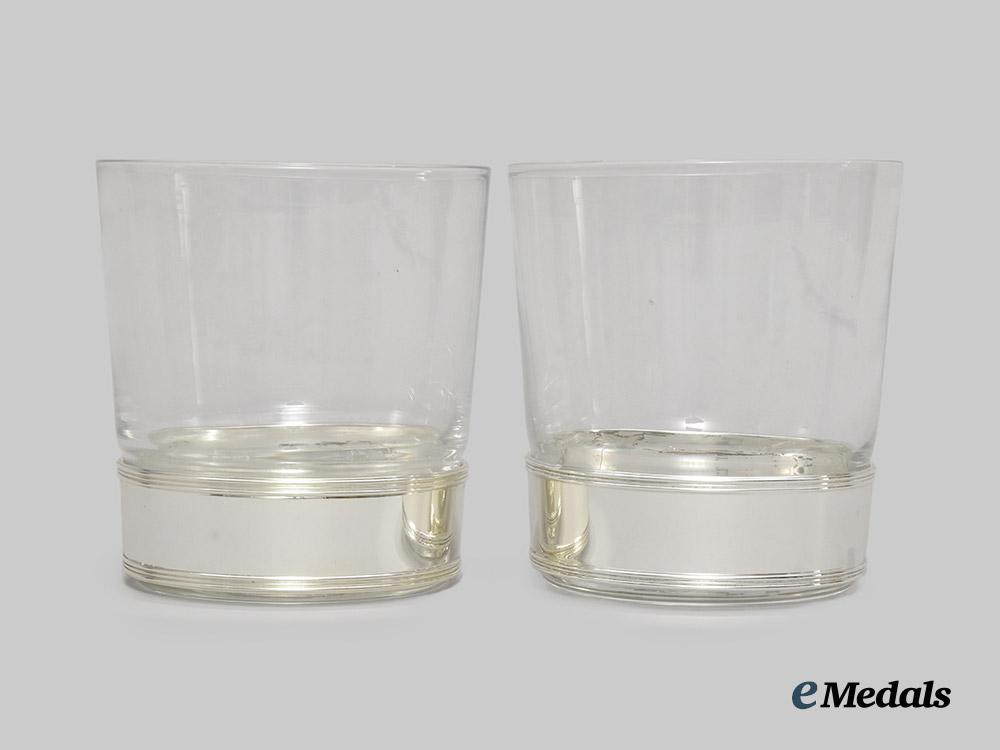 united_kingdom._her_majesty_queen_elizabeth_i_i2010_royal_christmas_gift_of_a_pair_of_glass_tumblers,_boxed___m_n_c6666