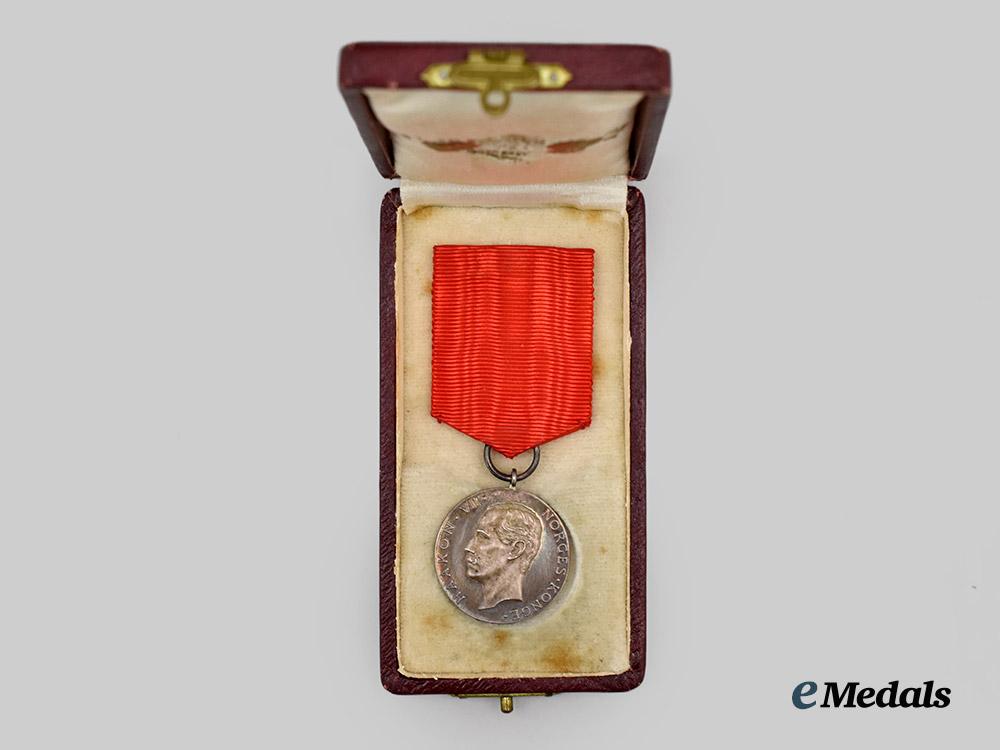 norway,_kingdom._his_majesty’s_the_kings_commemorative_medal,_i_i_i_class_in_case___m_n_c6690
