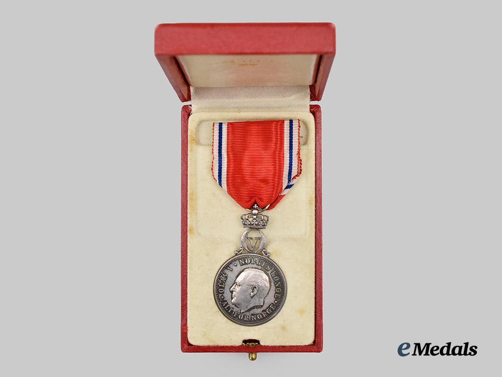 norway,_kingdom._st._olaf’s_medal_with_monogram_of_king_olav_v___m_n_c6699