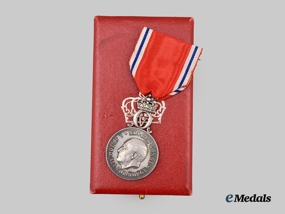 norway,_kingdom._st._olaf’s_medal_with_monogram_of_king_olav_v___m_n_c6701