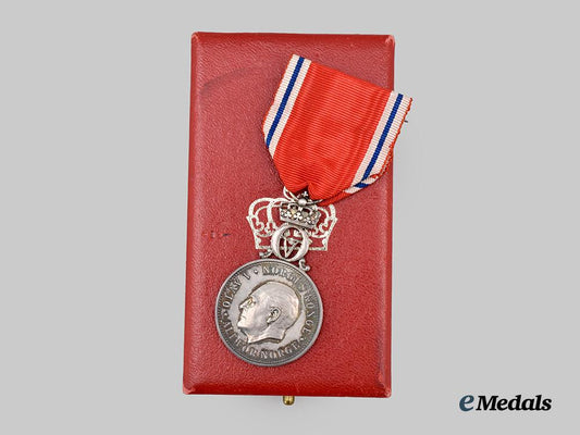 norway,_kingdom._st._olaf’s_medal_with_monogram_of_king_olav_v___m_n_c6701