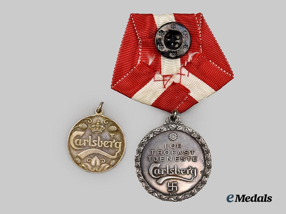 denmark,_kingdom._a_pair_of_carlsberg_brewery_faithful_service_medals___m_n_c6978