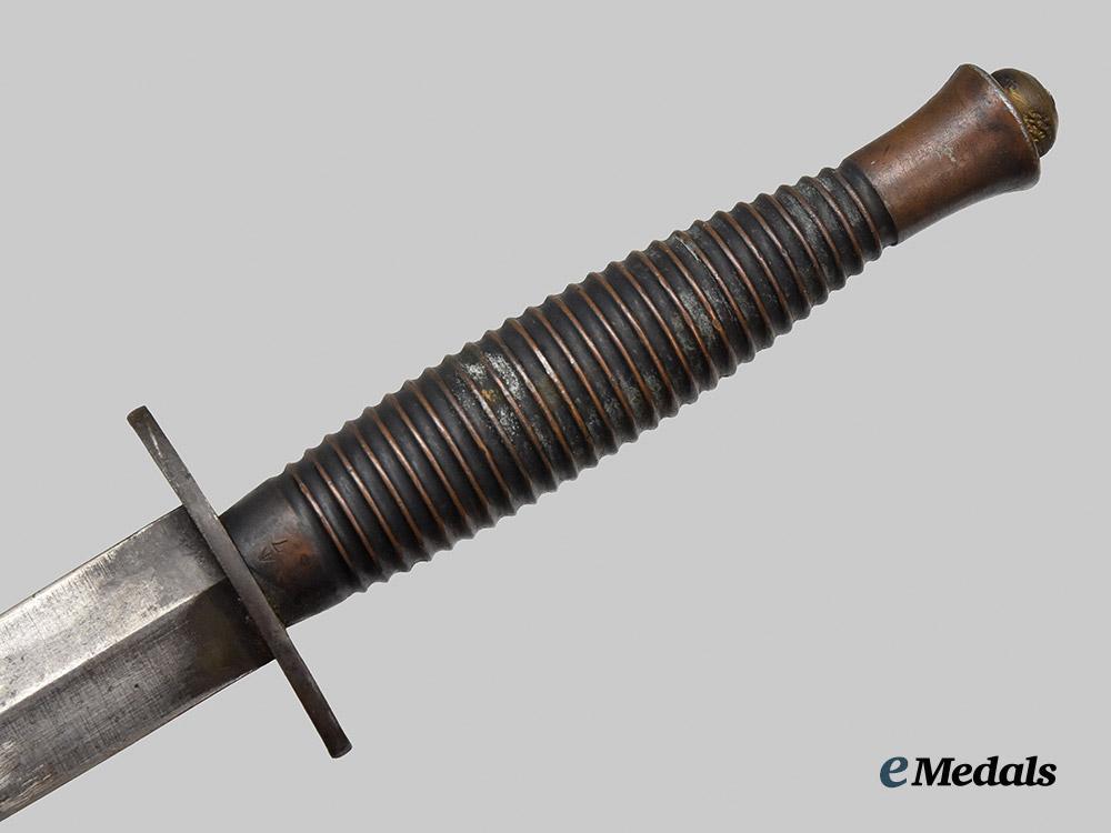 united_kingdom._a_wilkinson_third_pattern_fairbairn_sykes_fighting_knife___m_n_c6982