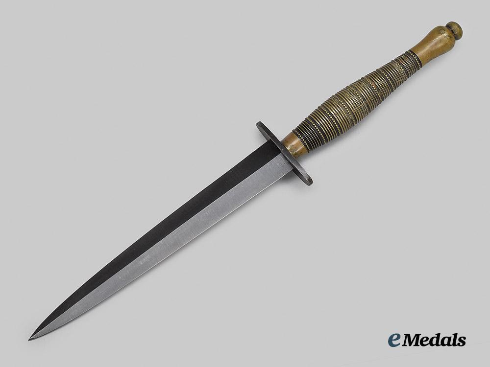 united_kingdom._a_beaded&_ribbed_wilkinson_third_pattern_fairbairn_sykes_fighting_knife___m_n_c6987