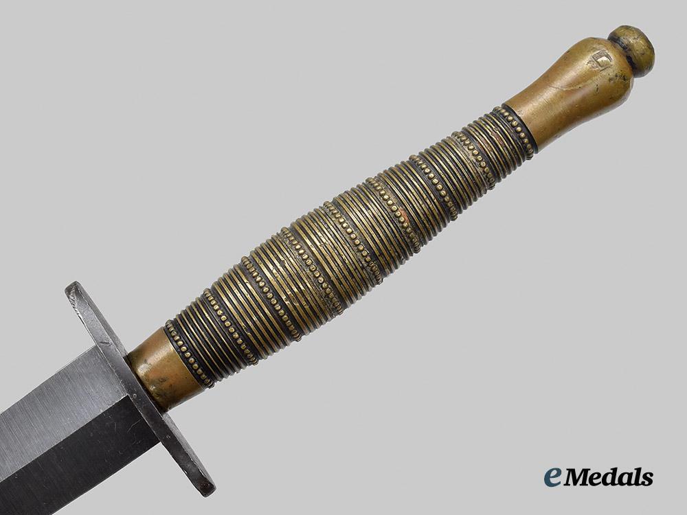 united_kingdom._a_beaded&_ribbed_wilkinson_third_pattern_fairbairn_sykes_fighting_knife___m_n_c6991
