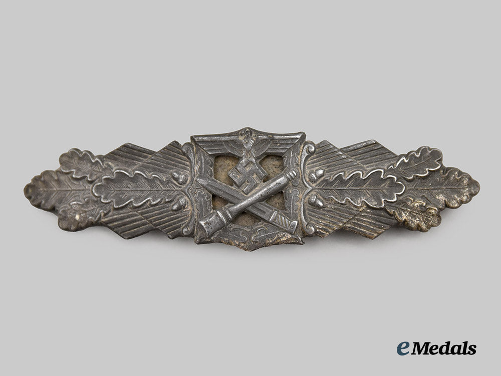 germany,_wehrmacht._a_close_combat_clasp,_silver_grade,_by_friedrich_linden_of_lüdenscheid-3rd_pattern_with_crimped_hardware_and_fluted_pin___m_n_c7107