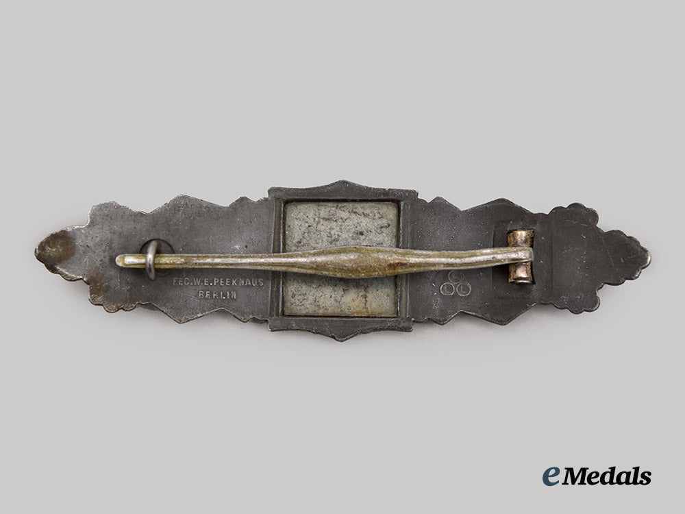 germany,_wehrmacht._a_close_combat_clasp,_silver_grade,_by_friedrich_linden_of_lüdenscheid-3rd_pattern_with_crimped_hardware_and_fluted_pin___m_n_c7108