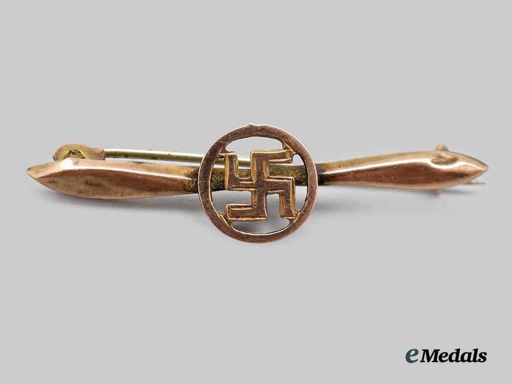 germany,_n_s_d_a_p._a_patriotic_swastika_brooch_in_gold,_british-_made,_by_alfred_james_cheshire___m_n_c7179